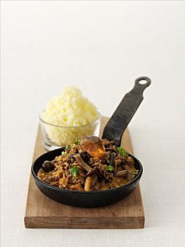 鹿肉炖菜,蘑菇,铁,煎锅