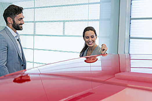 微笑,汽车推销员,展示,新,红色,汽车,女性,顾客,汽车经销,展示室