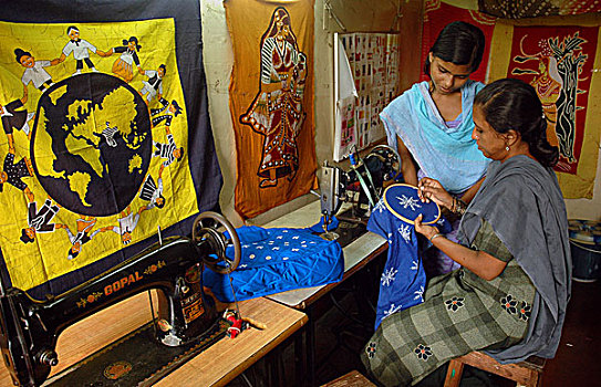 两个女人,学习,缝纫,条理,加尔各答,印度,六月,2007年