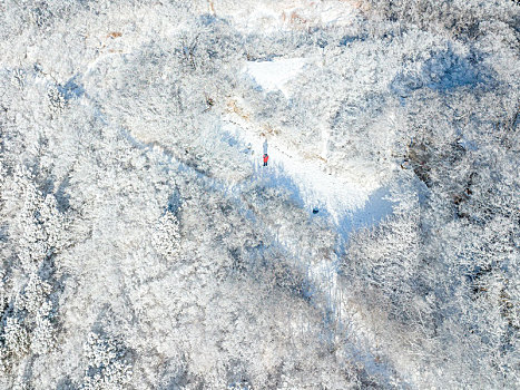 航拍济南章丘胡山雪景