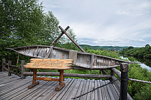 黑龙江省大兴安岭漠河北极村北极沙洲铁索桥桥头展示远古人使用的,桦皮船