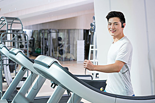 年轻男子在健身房健身