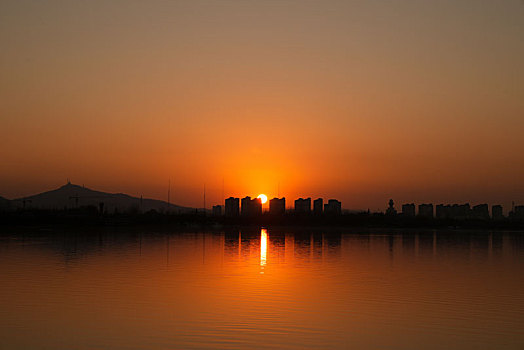 湖北襄阳,夕阳下的汉江