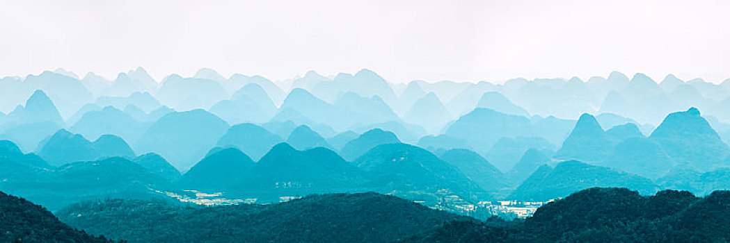 云南罗平的喀斯特地貌峰林远摄全景接片