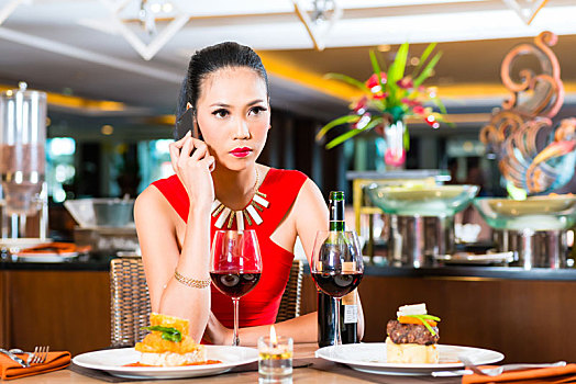 年轻,亚洲女性,坐,餐馆