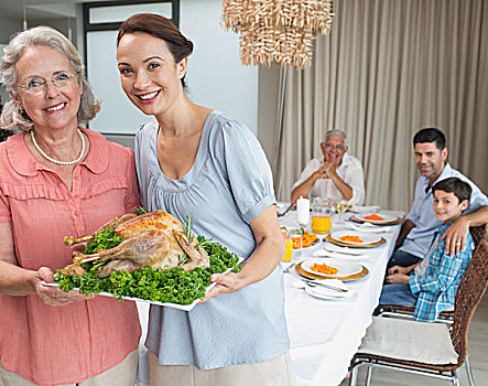 女人,祖母,拿着,鸡肉,烤,家庭,餐桌