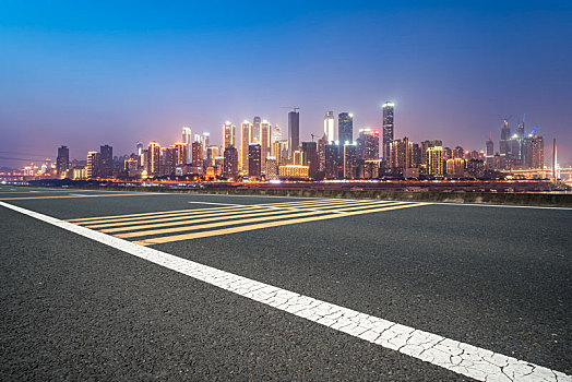 路面天际线和城市建筑景观