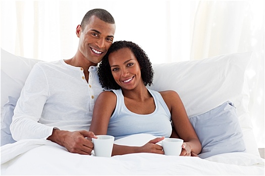 美国黑人,情侣,喝,咖啡,床