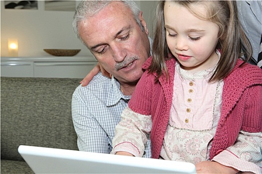 爷爷,小女孩,笔记本电脑