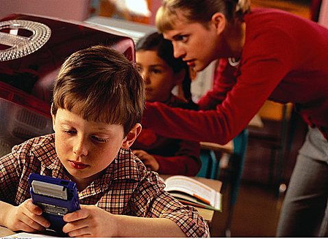 男孩,玩,电子游戏,书桌,教室
