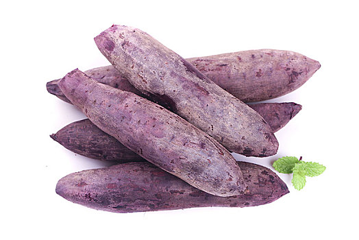 白底上一堆蒸熟的紫番薯