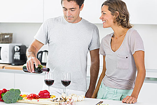 丈夫,红酒,厨房,旁侧,案板,蔬菜
