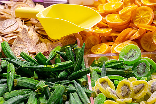 新年前著名的台北年货大街,人们采购干燥蔬果干