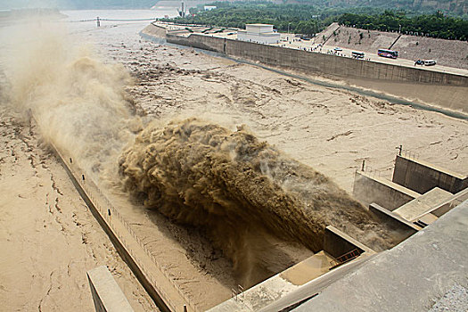 黄河小浪底水库排沙壮观场面