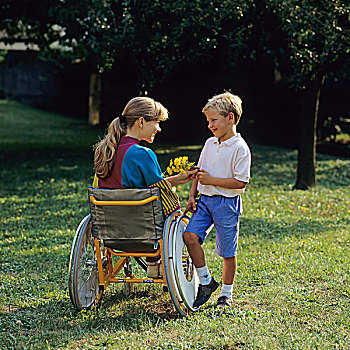 小男孩,给,花,伤残,女人,轮椅,花园