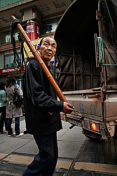男人,挑夫,农民工,搬运工,重庆,市区,汽车,货车,商业街
