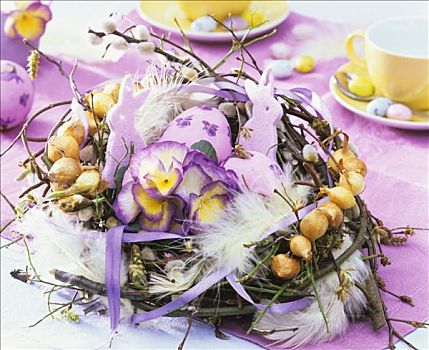 复活节草巢,细枝,洋葱,有角,紫罗兰,羽毛