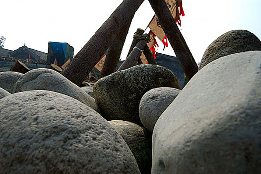 中国非物质文化遗产-都江堰放水节上使用的另外一种水利工具杩槎上堆积了许多岷江里的鹅卵石