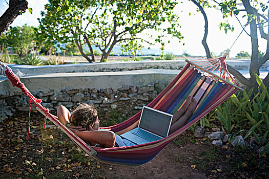女孩,笔记本电脑,坐,吊床,特克斯和凯科斯群岛