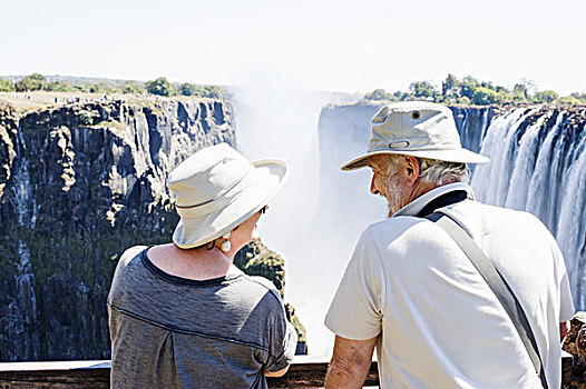 情侣,向外看,维多利亚瀑布,赞比亚