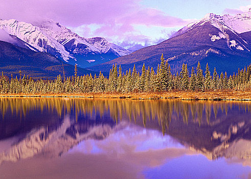 朱红色,湖,班芙国家公园,艾伯塔省,加拿大