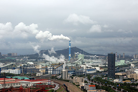 山东省日照市,受8号台风影响,乌云翻滚风雨欲来笼罩高楼大厦