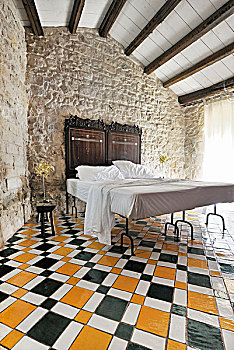 双人床,老式,床头板,传统,石墙,彩色,几何,地砖