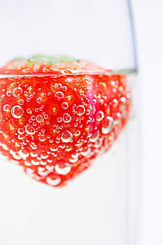 草莓,漂浮,香槟酒杯