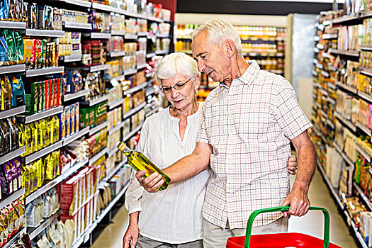 老年,夫妻,拿着,油瓶,超市