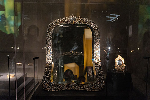两依藏博物馆藏威廉科明斯公司伦敦银木丝绒梳妆台镜