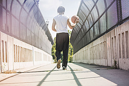 后视图,男青年,篮球手,走,步行桥,球