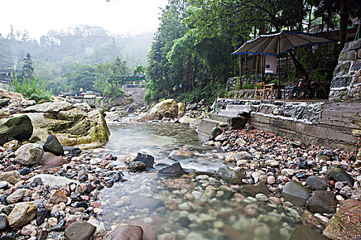 小溪流水