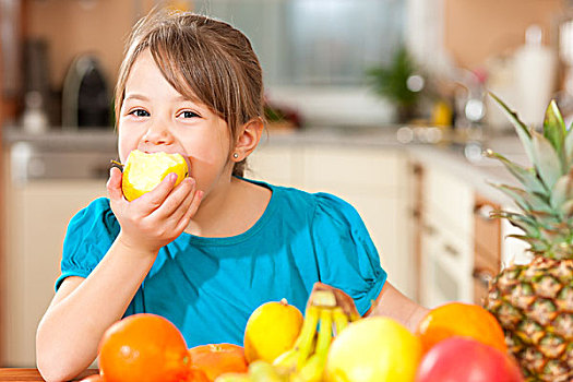 健康饮食,孩子,吃,苹果,许多,新鲜,水果,桌子,正面