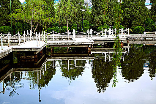 中国古典园林湖泊中的石板桥