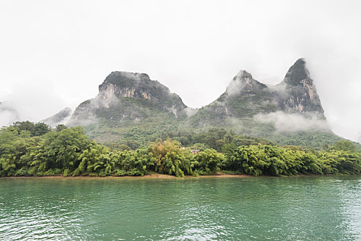 烟雨中的中国桂林漓江山水风光