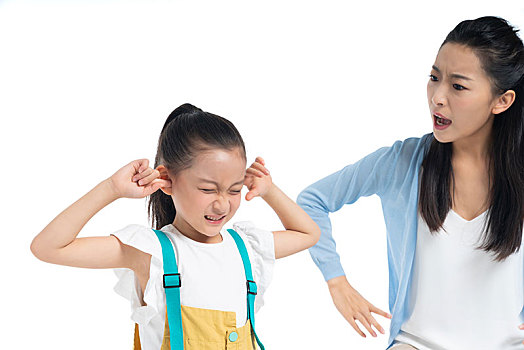 年輕媽媽責備女兒