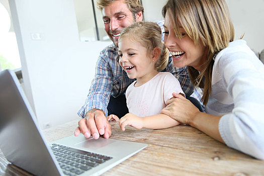 父母,小女孩,笑,正面,笔记本电脑