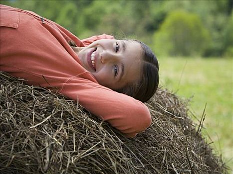 一个,女孩,肖像,躺着,干草包