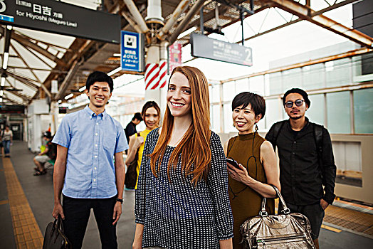 几个人,站立,站台,地铁站,东京,通勤