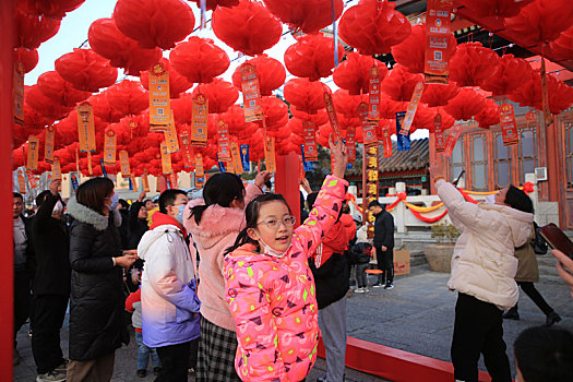 山东省日照市,元宵节里逛古镇猜灯谜,尽情感受中国传统文化魅力