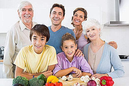 家庭,微笑,厨房,正面,案板,蔬菜