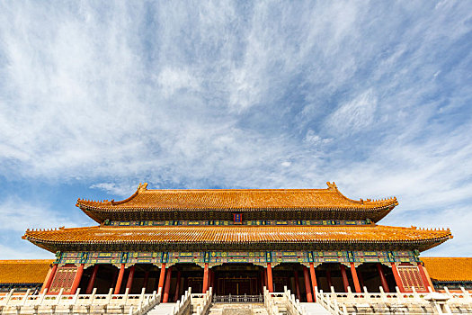 蓝天白云下的北京故宫太和门