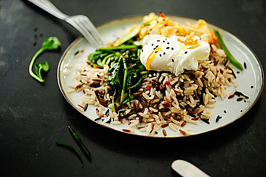 米饭,菠菜,朝鲜泡菜
