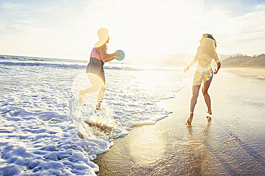 年轻,情侣,玩耍,海滩,海洋,日落
