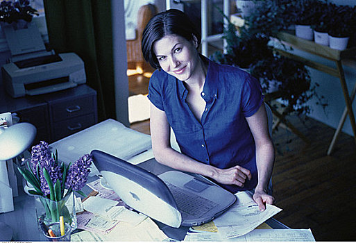 年轻,女人,肖像,坐,书桌,笔记本电脑