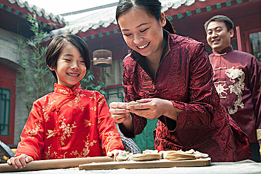 母女,制作,饺子,传统服装