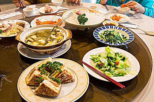 台湾着名的海鲜餐厅,餐厅用餐环境干净明亮,料理美味可口
