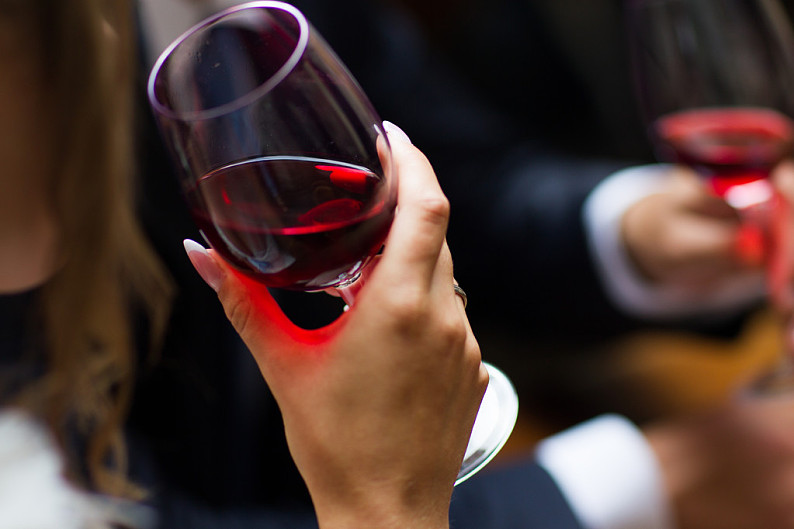 人,拿着,葡萄酒杯,图像,碰杯,葡萄酒_高清图片_全景视觉