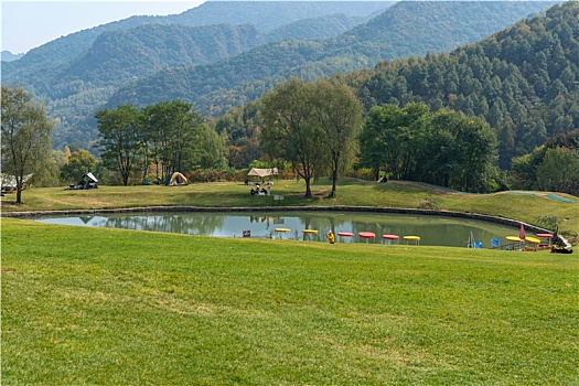 城市山区休闲草甸