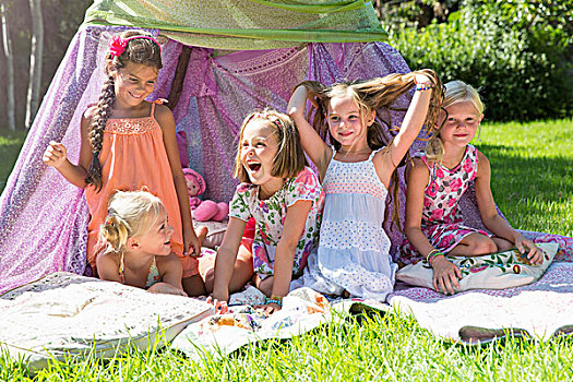 五个,女孩,玩,花园,圆锥形帐篷